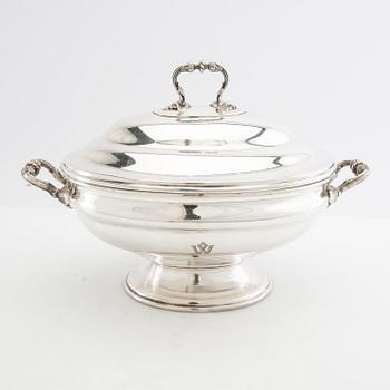 Tureen with lid Louis XV style England silver plate early 20th century.