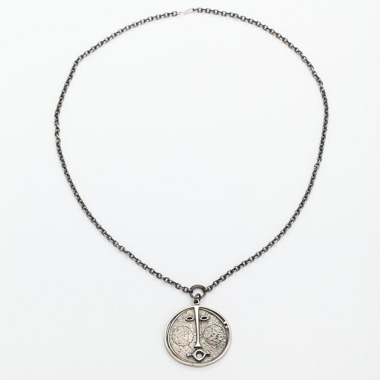 Jorma Laine, Halsband "Ansiktsmask", sterlingsilver. Turun Hopea, Åbo.