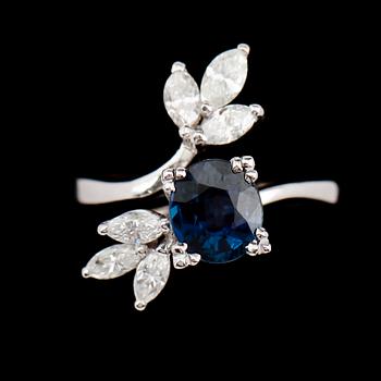 RING, 18 k vitguld, safir ca 2.00 ct, briljantslipade diamanter tot ca 0.44 ct.