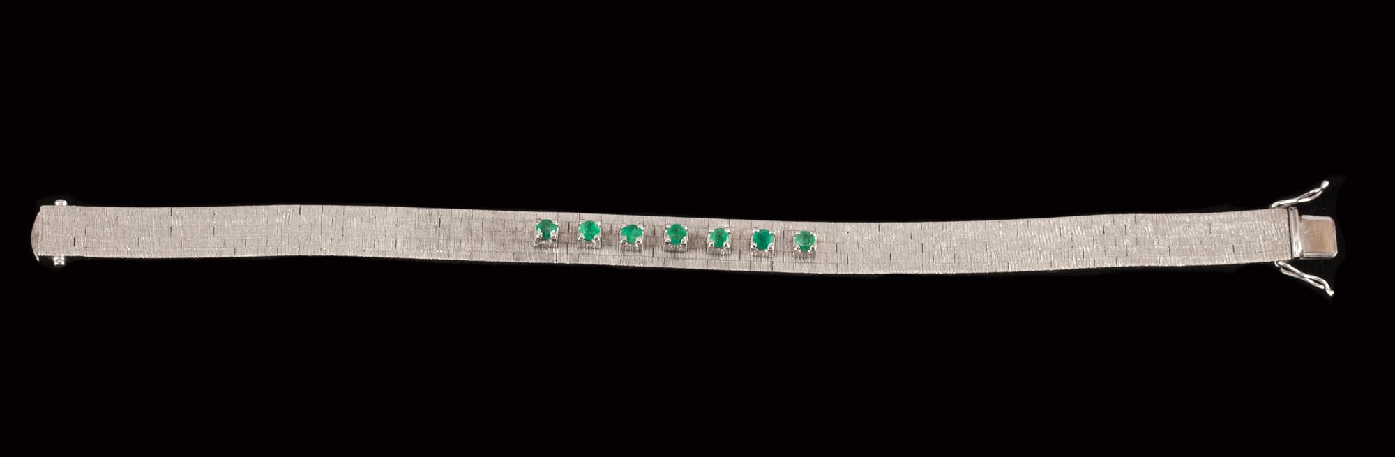 ARMBAND, 18k vitguld besatt med 7 smaragder. Vikt ca 28 g.