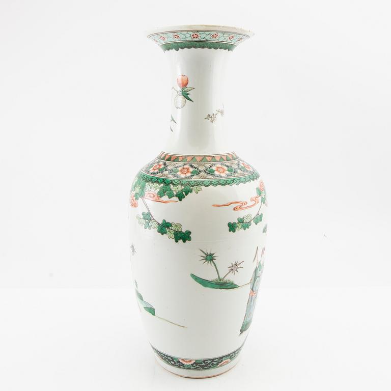 Porcelain vase, China 20th century.