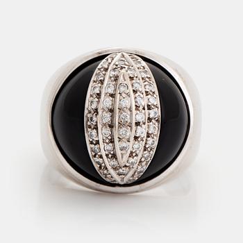 375. An 18K white gold and onyx ring set with round brilliant-cut diamonds.