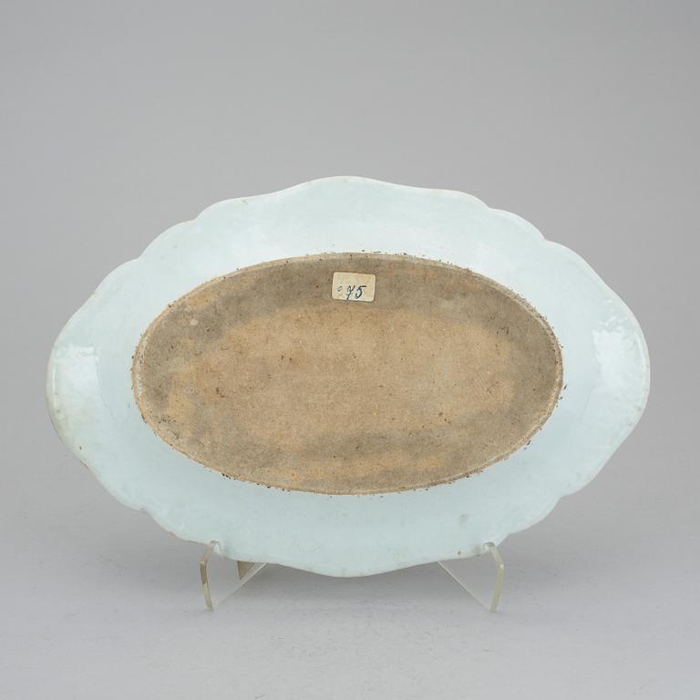 A famille rose serving dish, Qing dynasty, Qianlong (1736-95).