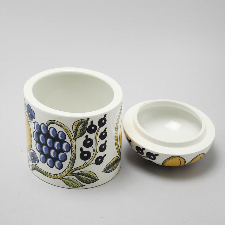 43 pieces of porcelain tableware by Birger Kaipiainen for Arabia, model "Paratiisi", second half of the 20th century.