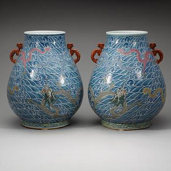 PRAKTURNOR, ett par, porslin. Troligen sen Qingdynasti med Yongzhengs märke.