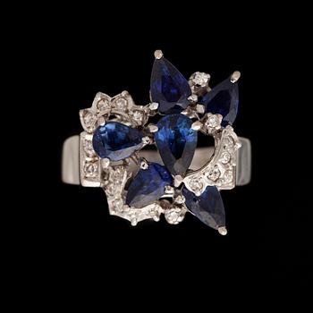 RING, 18K vitguld, 8/8-slipade diamanter, safirer. Vikt ca 6,0 g.