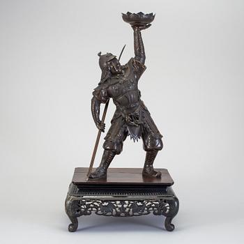 A japanese Meiji-era bronze sculpture depicting a samurai.