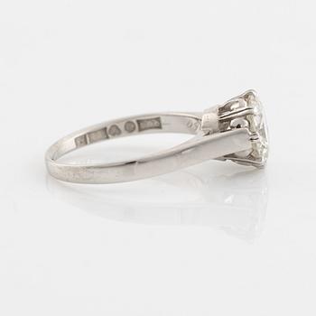 An 18K white gold ring set with a round brilliant-cut diamond.
