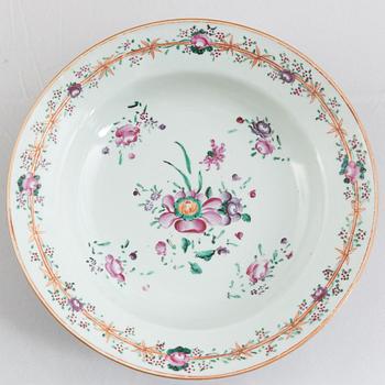 Five Chines porcelain plates, Qing dynsaty, Qianlong 1736-95.