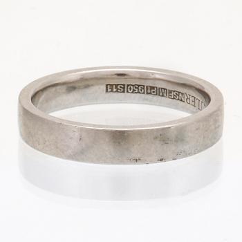Wedding band platinum, 8,8 g, size approx 58,5, width approx 3 mm, Butler Malmö.