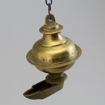 AN 18TH CENTURY BRONZE OIL LAMP.