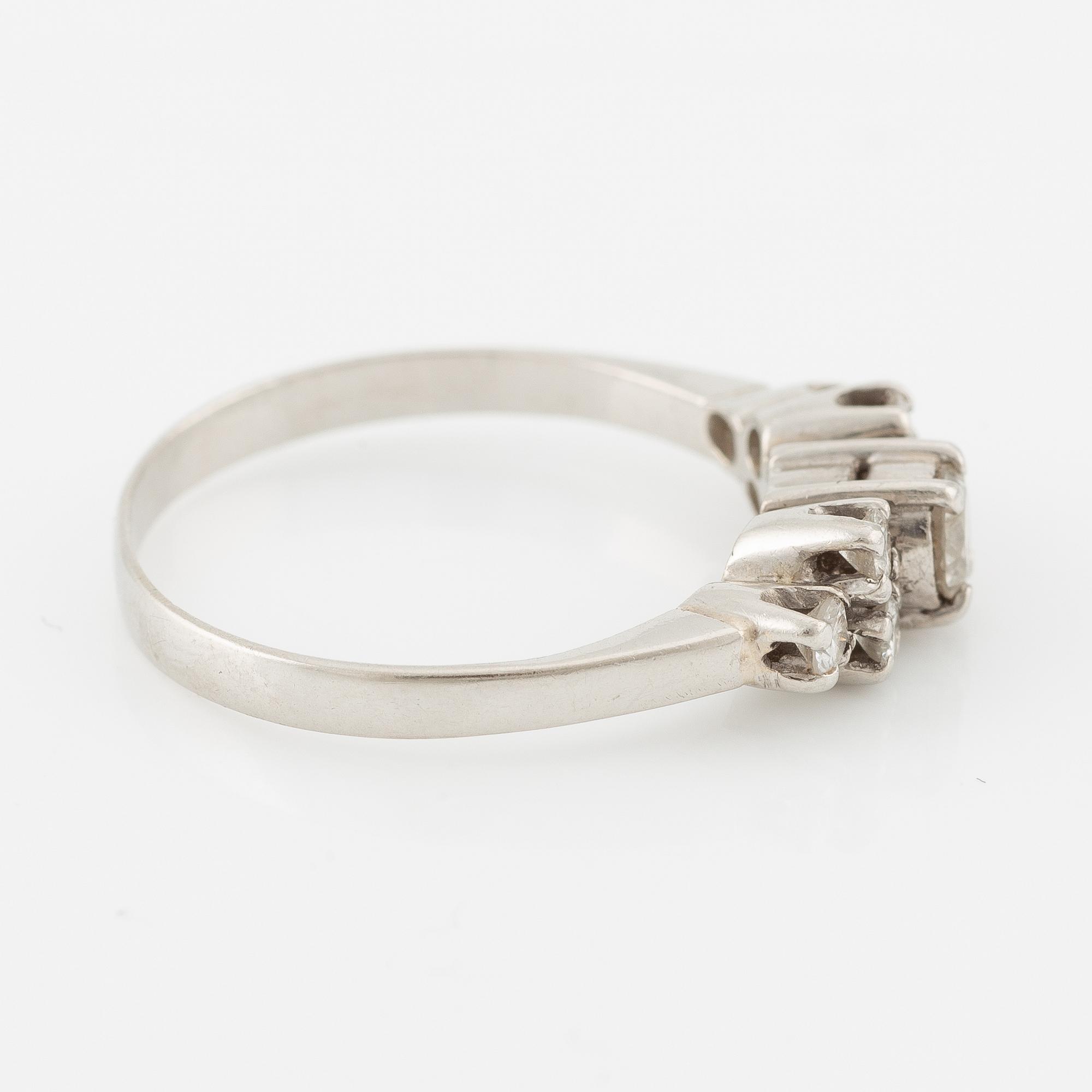 Ring, set with brilliant-cut diamonds.