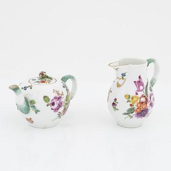 Tekanna samt gräddkanna, porslin. Meissen, Tyskland, Punktzeit (1756-1773).