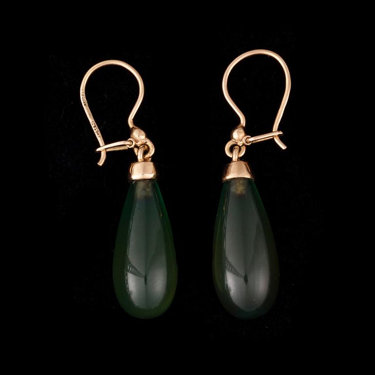 ÖRHÄNGEN, 14K guld, grön kalcedon. Vikt ca 4,6 g.
