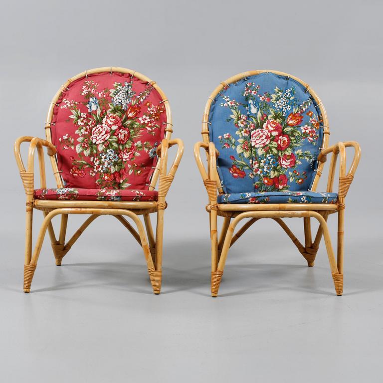 KORGFÅTÖLJER, ett par, 1900-talets andra hälft.