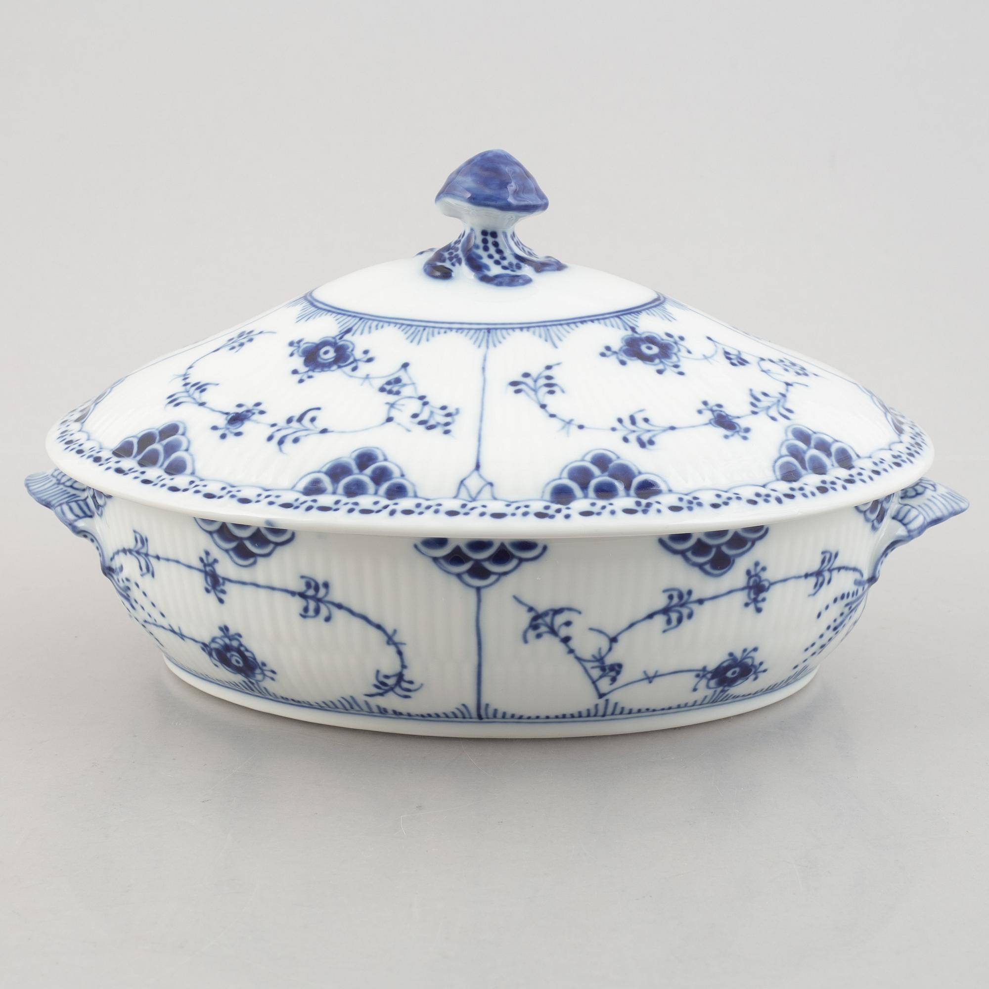 Mat- och kaffeservis, 78 delar, porslin, "Musselmalet", Royal Copenhagen, Danmark.