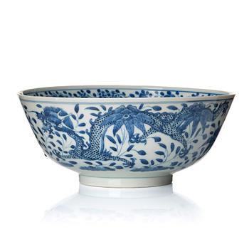 944. A blue and white four clawed dragon bowl, late Qing dynasty, 19th century.