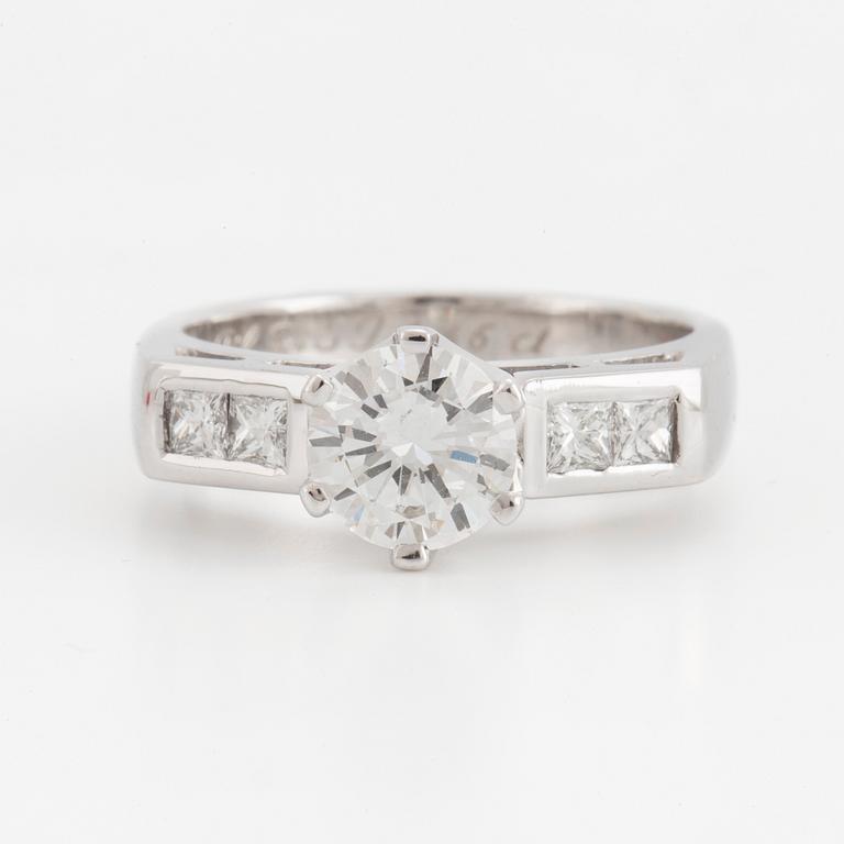 A brilliant- and princess- cut diamond ring. Center diamond circa 1,25cts.