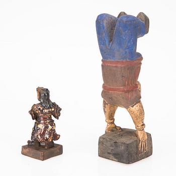 SKULPTURER, 2 st, trä, Kina, 1900-tal.