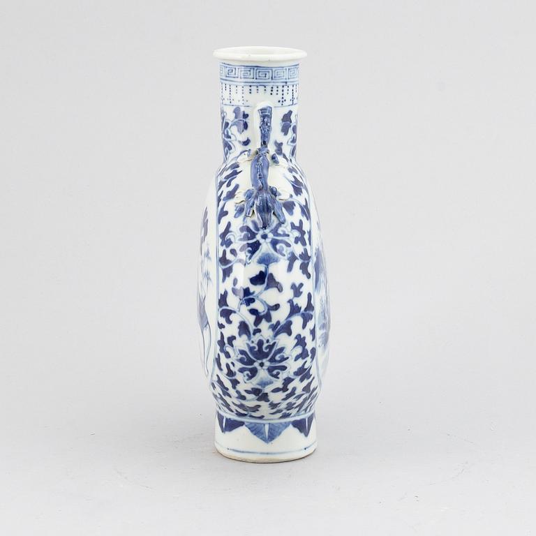 A blue and white moon flask/vase, Qing dynasty, Guangxu (1875-1908).