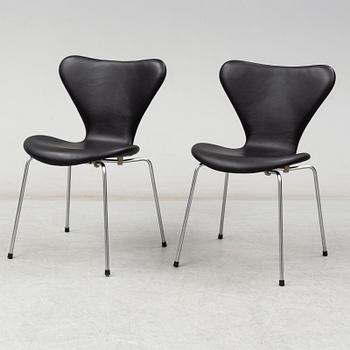 ARNE JACOBSEN, eight 'Series 7' chairs from Fritz Hansen, Denmark.