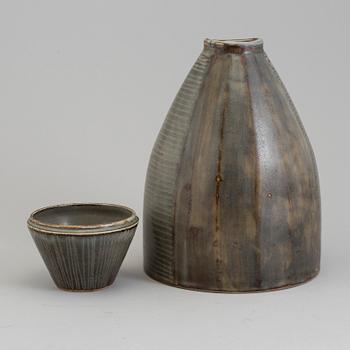 CARL-HARRY STÅLHANE, a stoneware vase and bowl from Rörstrand, signed and dated -60.