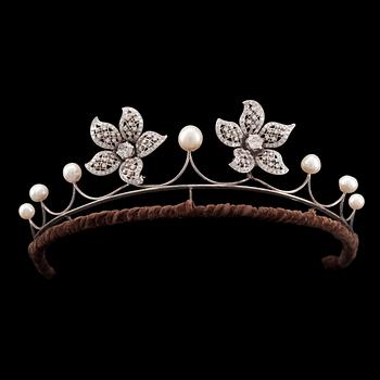 1085. Two diamond app. tot. 4 cts brooches that can be worn on a pearl tiara.