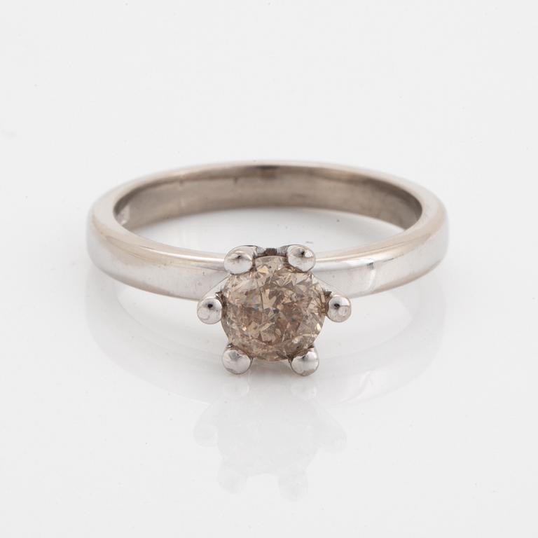 Brown brilliant-cut diamond ring.