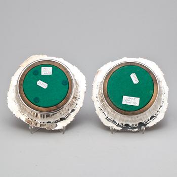 COASTERS, ett par, nysilver, England, 1900-talets andra hälft.