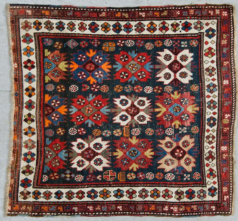 MATTA, semiantik, västpersisk, ca 120 X 111 cm.