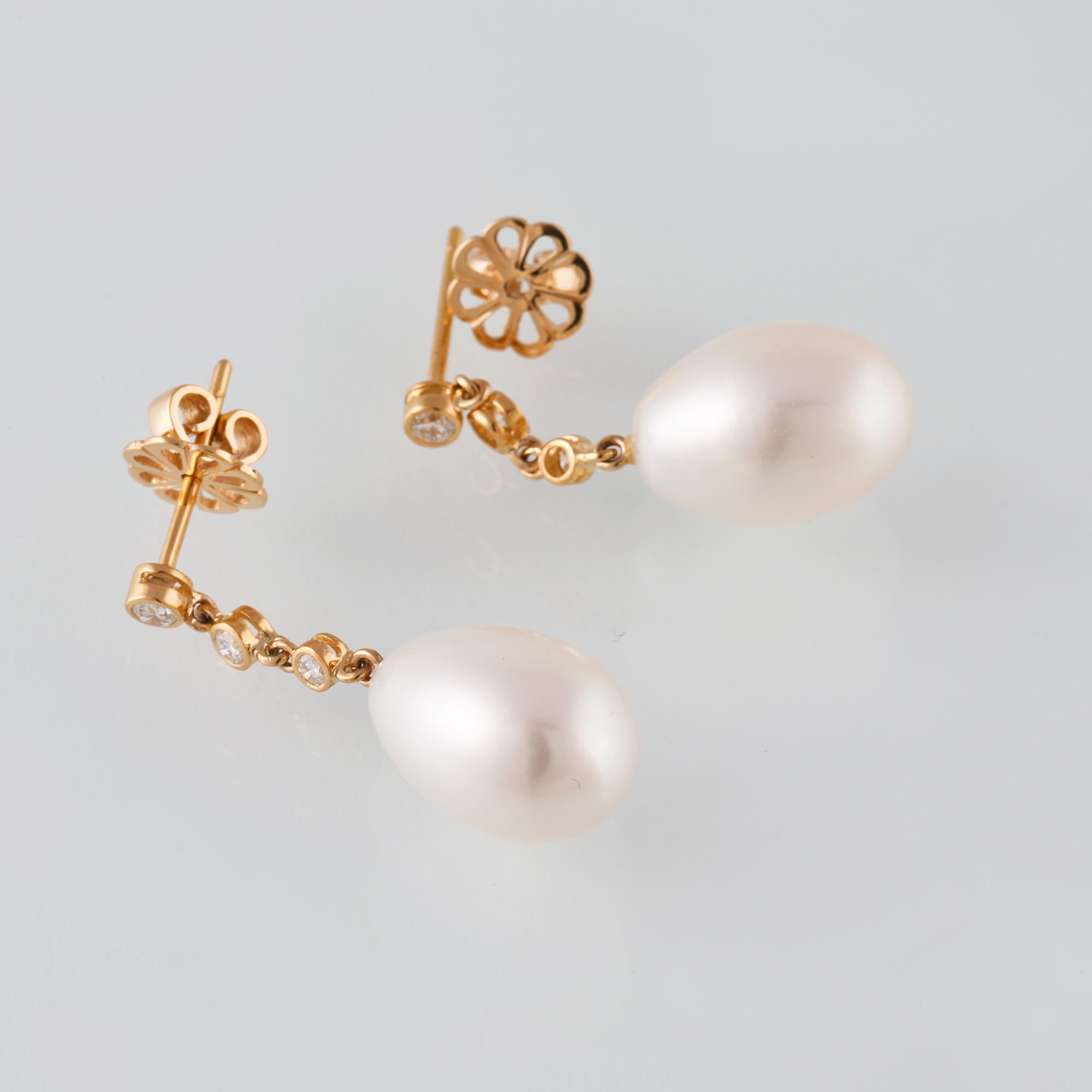 ÖRHÄNGEN, 18K guld med odlade pärlor samt briljantslipade diamanter ca 0.27 ct. Vikt 6,1 gram.