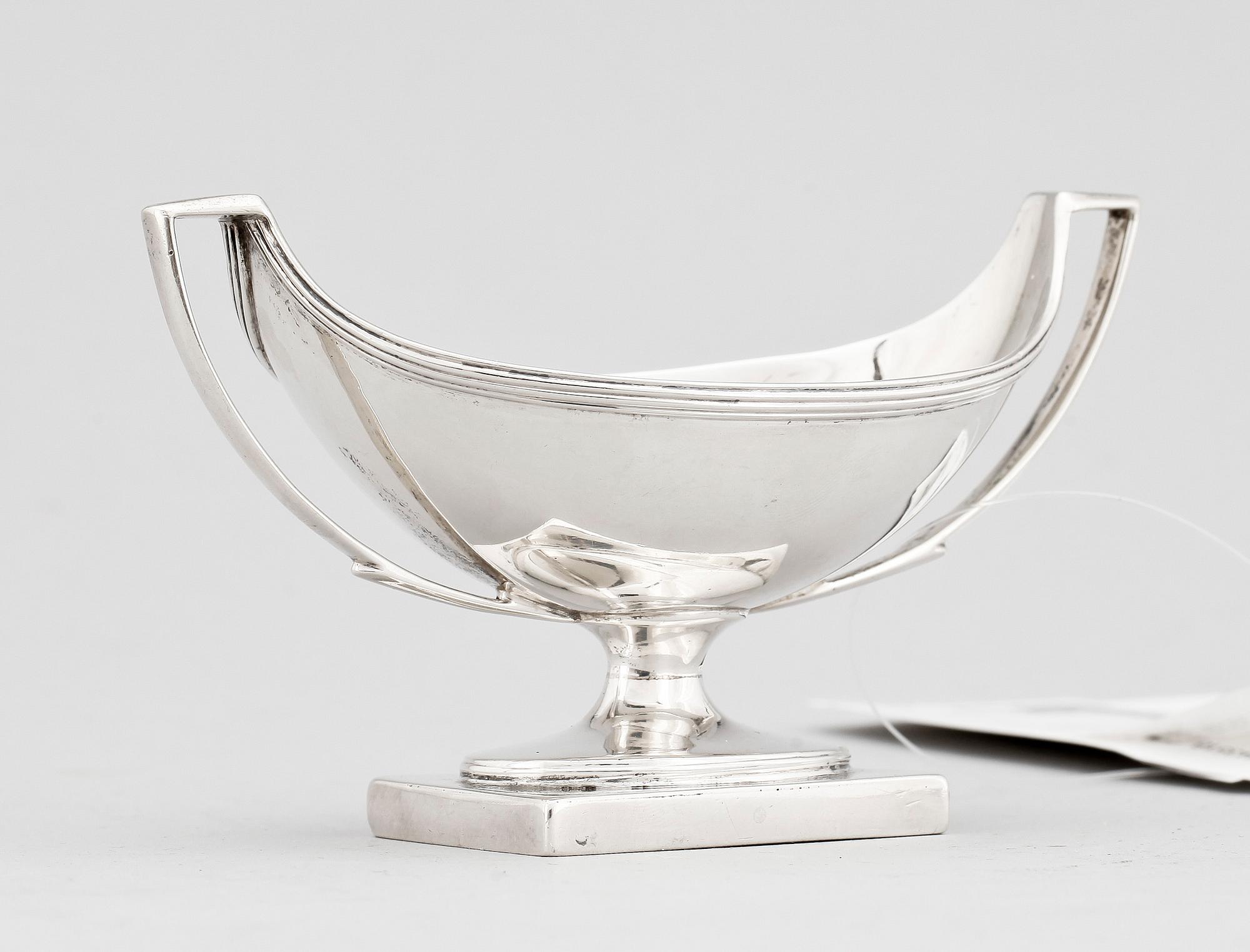 SKÅL MED HANDTAG, silver, London 1789. Vikt ca 112 g.