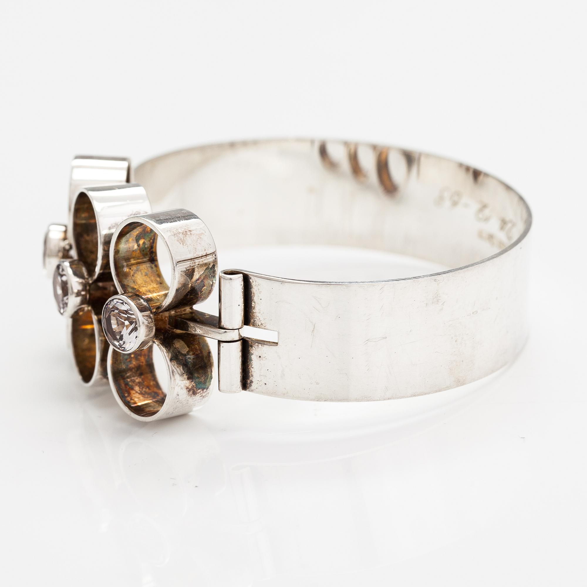 A silver bracelet with synthetic spinelles. Salovaara Ky kultaseppä, Kaarina 1966.