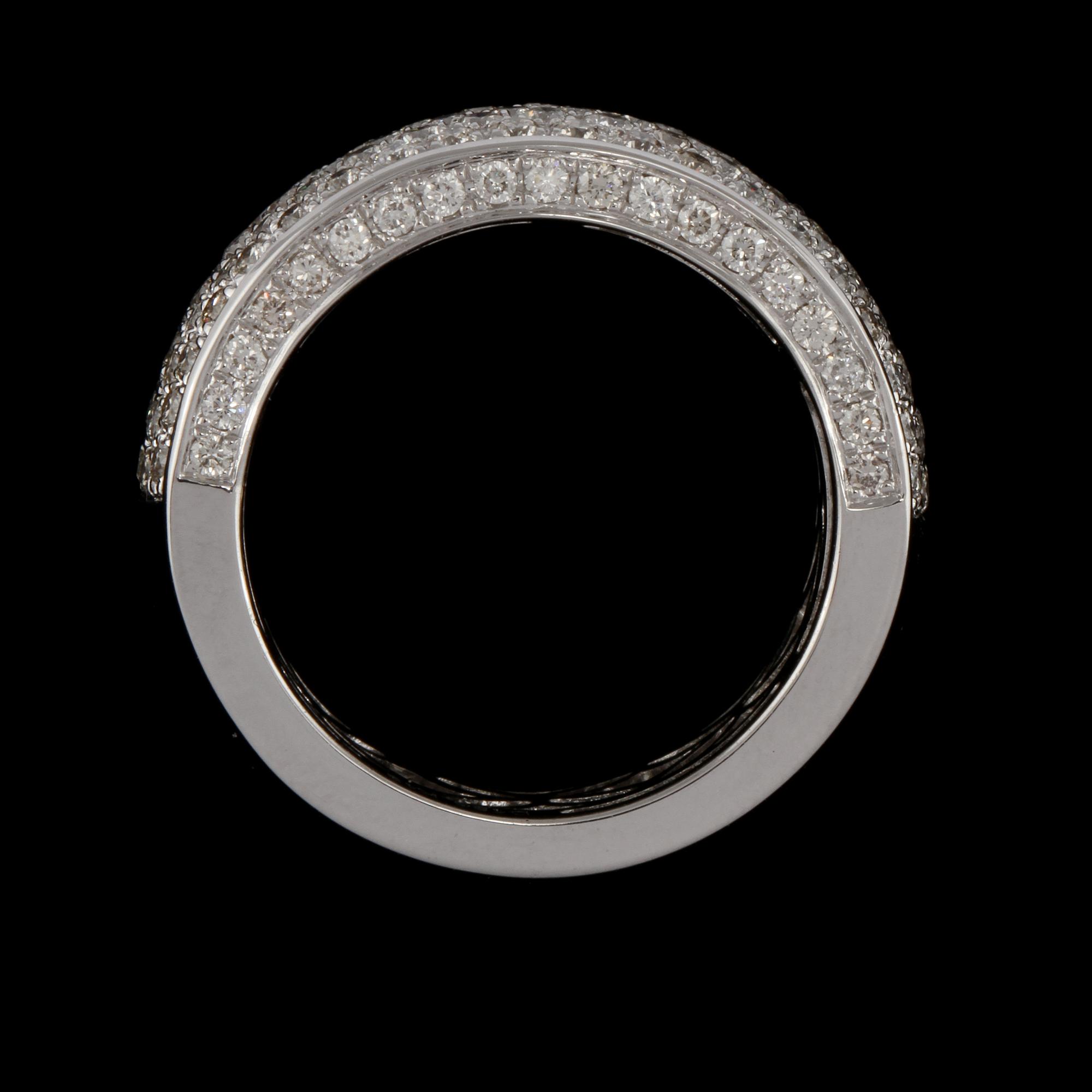 RING, 18k vitguld med 140 briljantslipade diamanter, totalt 1.86 ct. Vikt 10 g.