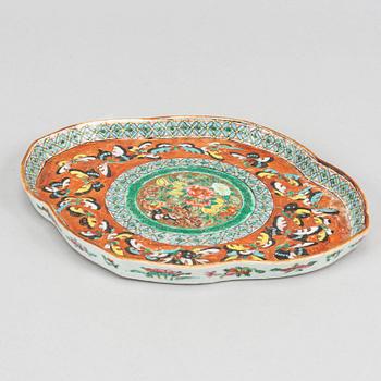 A famille rose tray, Qing dynasty, 19th Century.