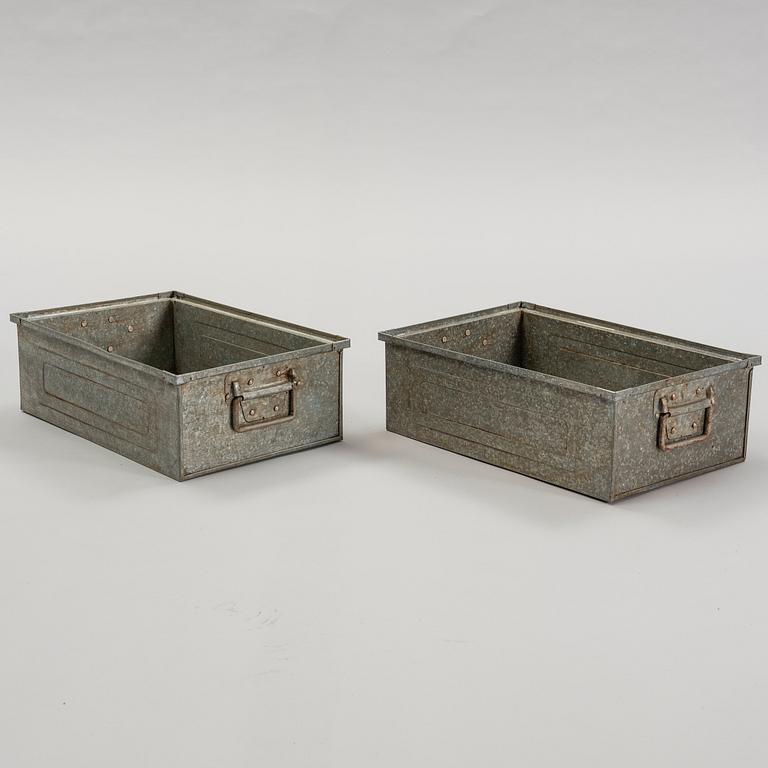 A set of 14 pcs metal boxes.