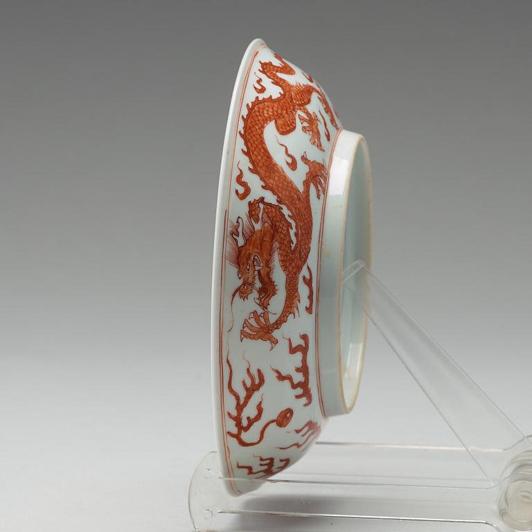 A five clawed dragon dish, Qing dynasty, with Chenghuas six character mark.