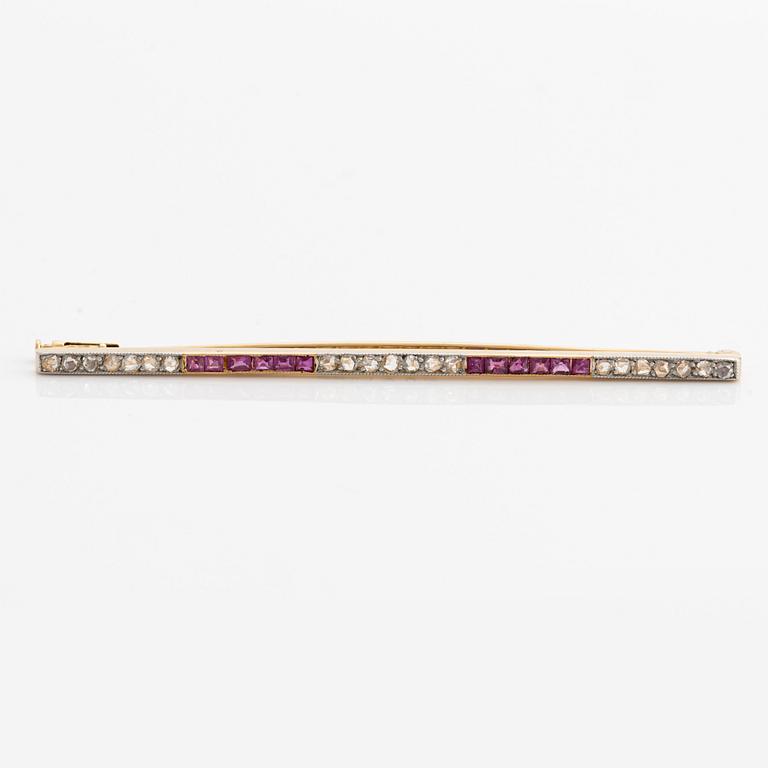 Brooch, long model brooch pin, 18K gold with square-cut rubies and rose-cut diamonds.