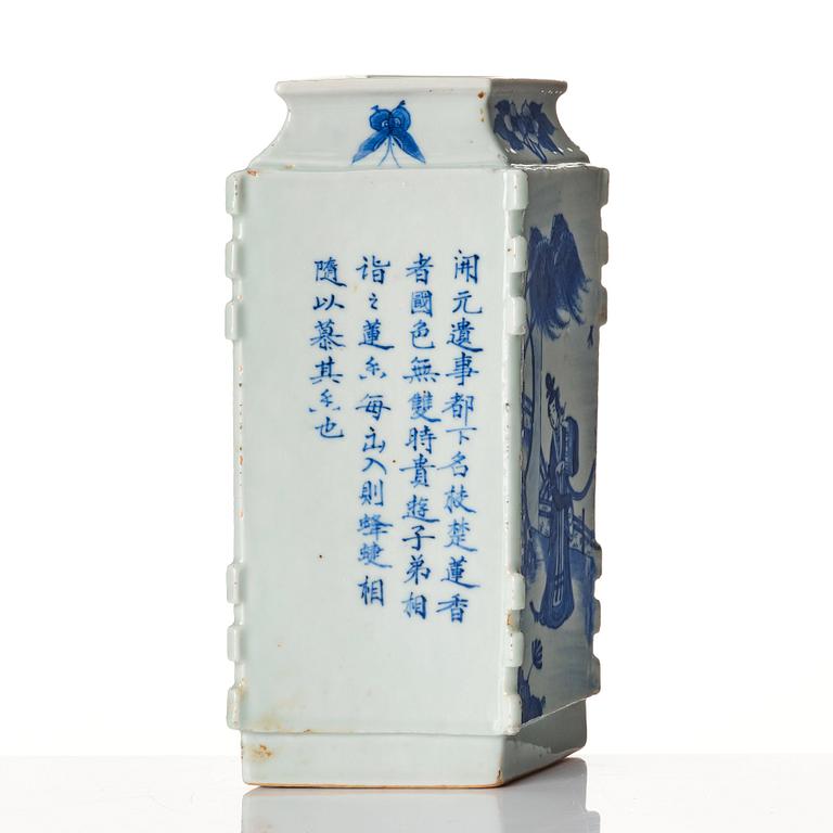 A blue and white vase, late Qing dynasty, circa 1900.