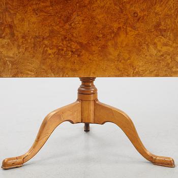 Drop-leaf table, circa 1800.