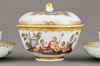 SOCKERSKÅL samt 2 KAFFEKOPPAR PÅ FAT, porslin, Meissenliknande märke. 1800-tal.