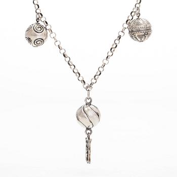 Kalevala Koru, kaulakoru, sterlinghopea. Helsinki 1970-luku.