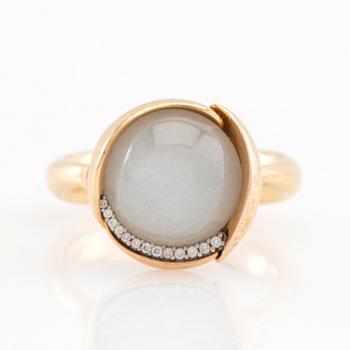 Charlotte Lynggaard, ring "Lotus Ring 3" 18K guld med månsten och runda briljantslipade diamanter, Ole Lynggaard.