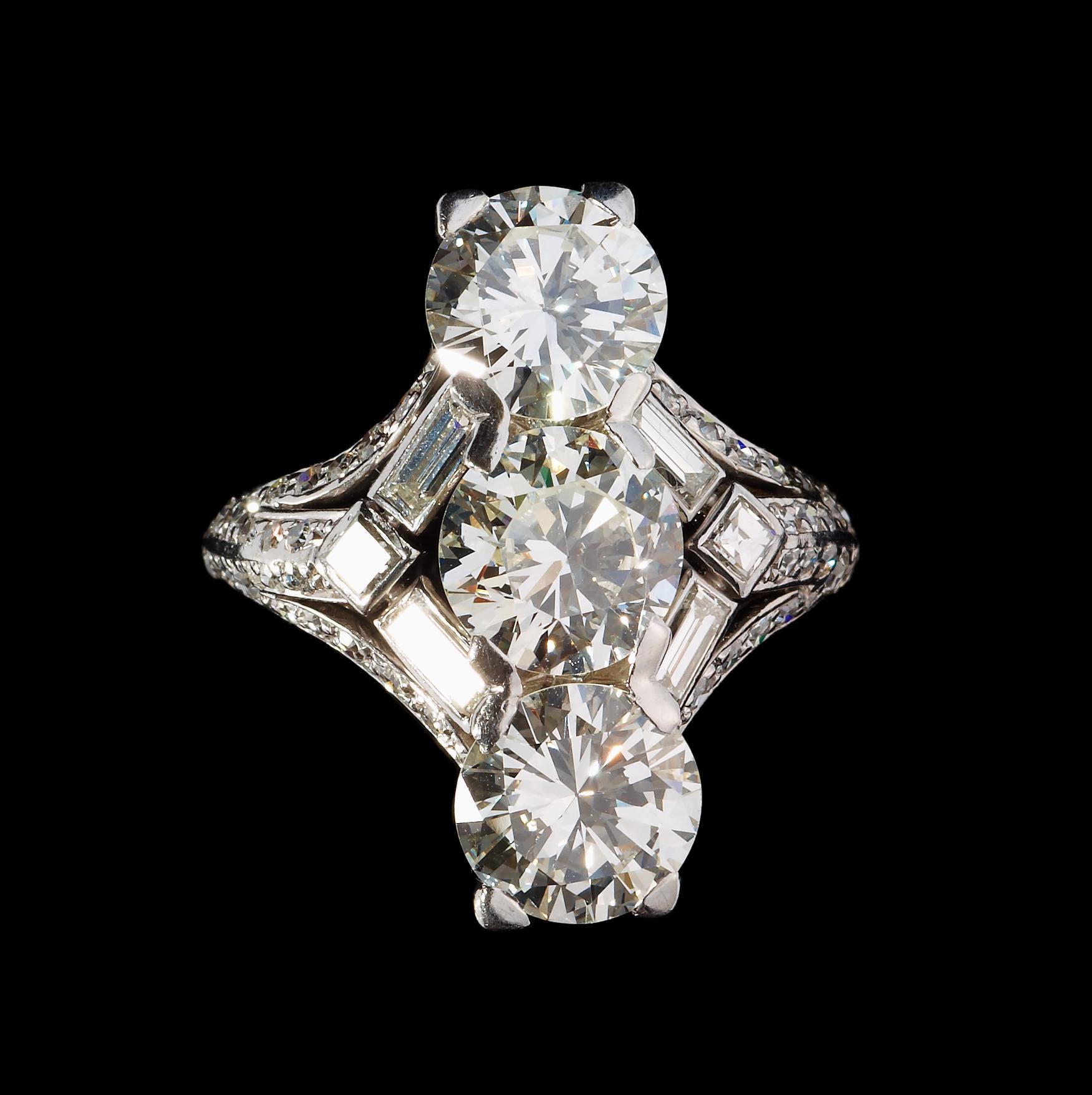 A platinum and diamond ring, tot. app. 7 cts. 1930's.