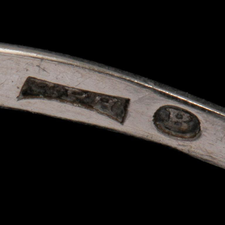 RING, 18k vitguld med 3 briljantslipade diamanter, tot 0.51 ct, Borås, 1949. Vikt 3 g.