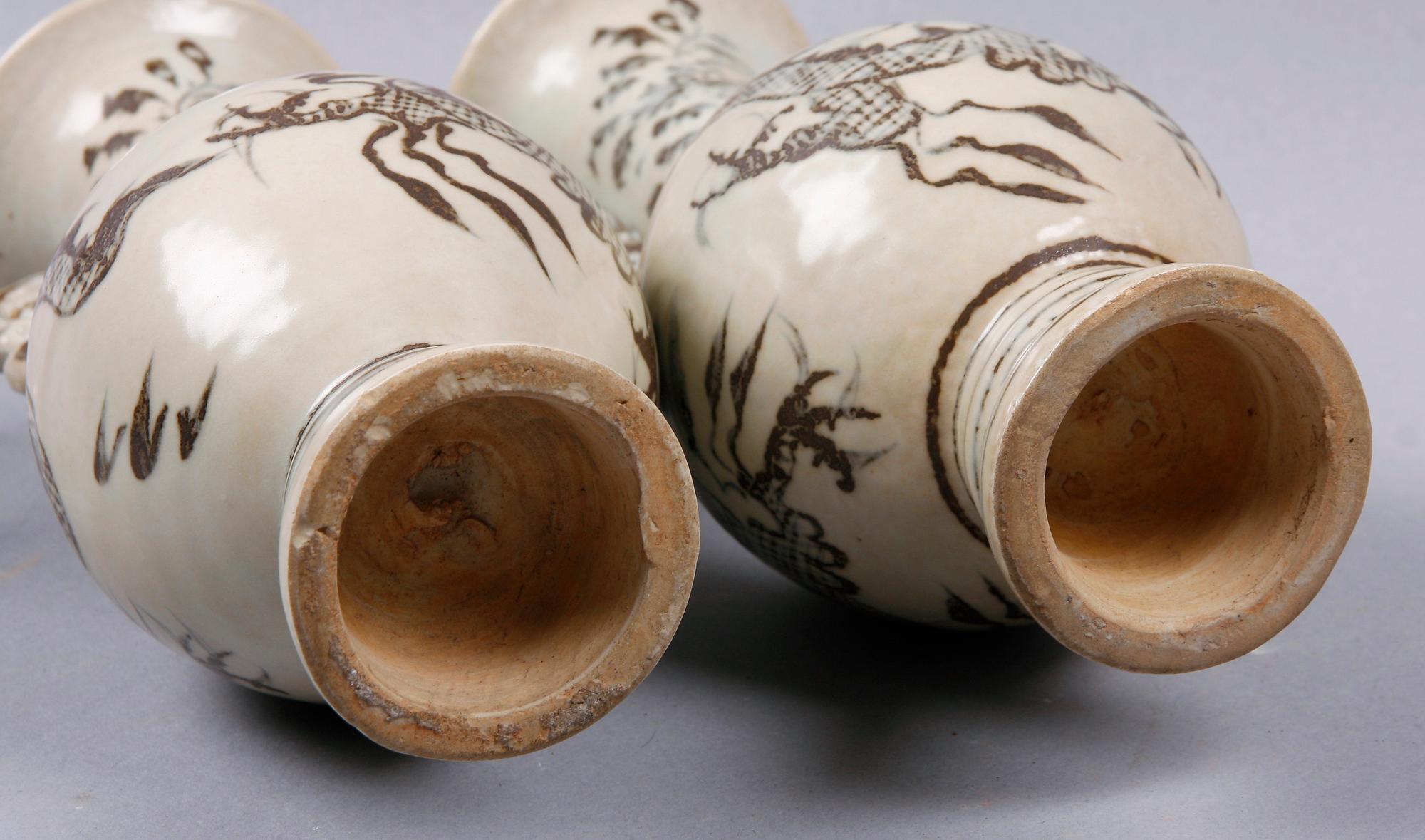 VASER, 2 st. Porslin. Kina.