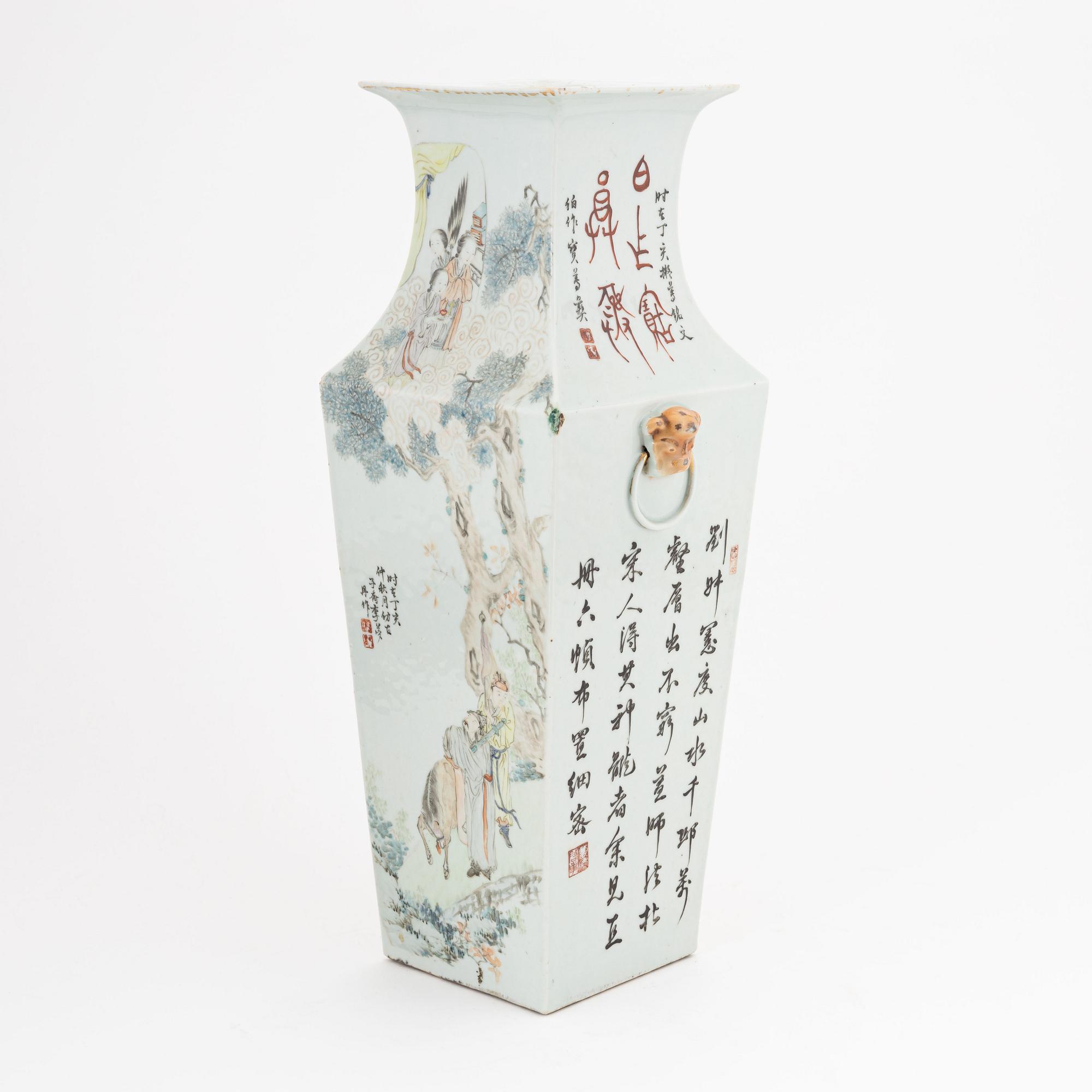 A Chinese square caligraphy vase, around 1900.