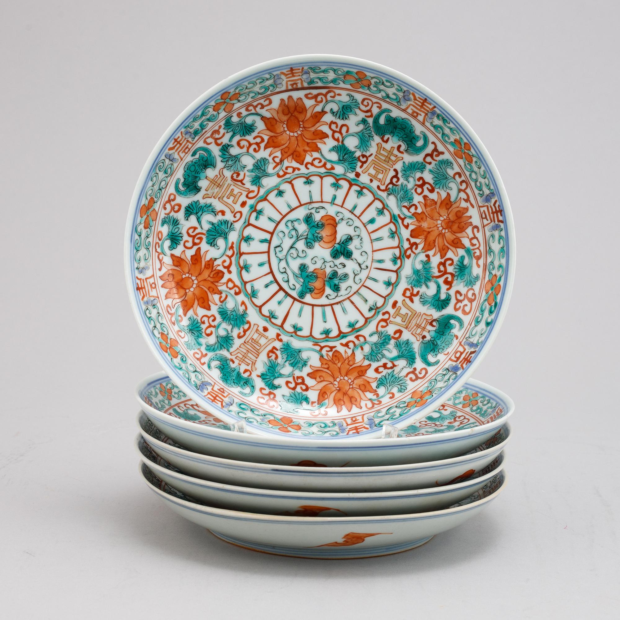 A set of five Chinese porcelain plates, 20th century.