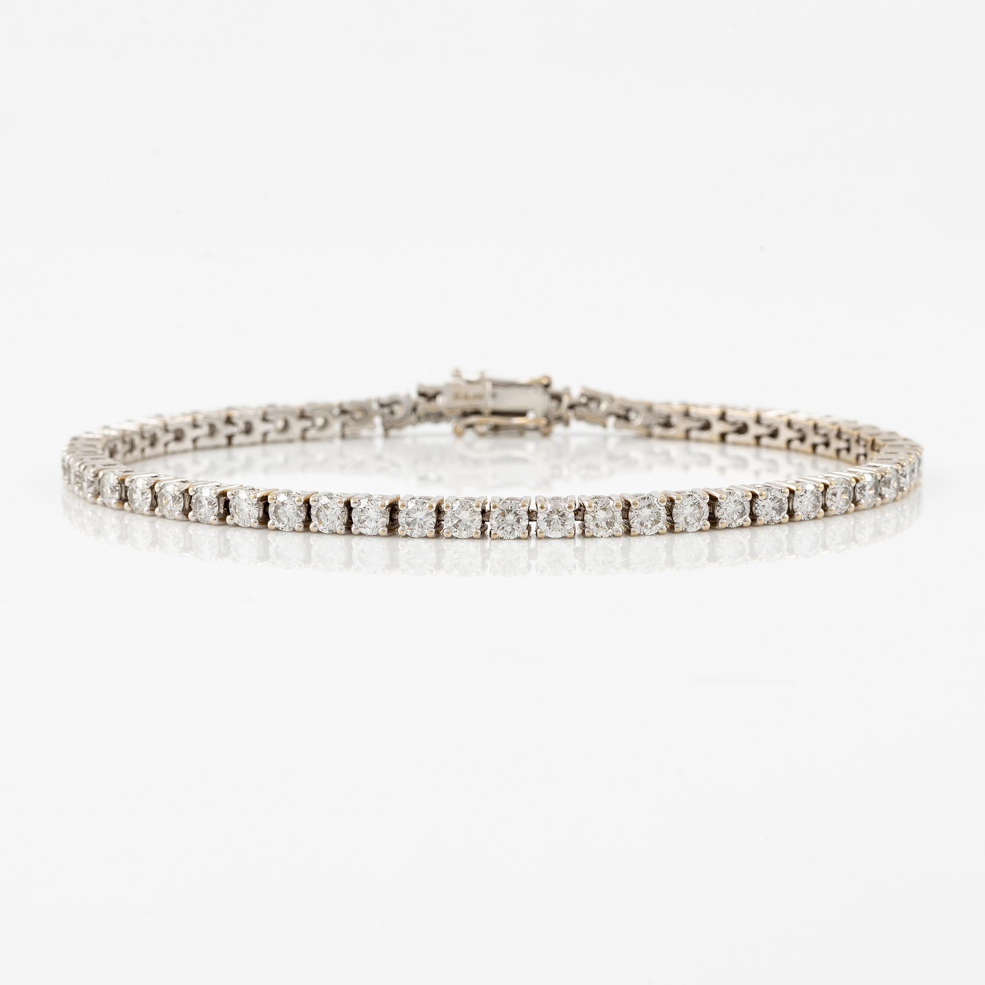 Tennis bracelet 18K white gold with round brilliant-cut diamonds.