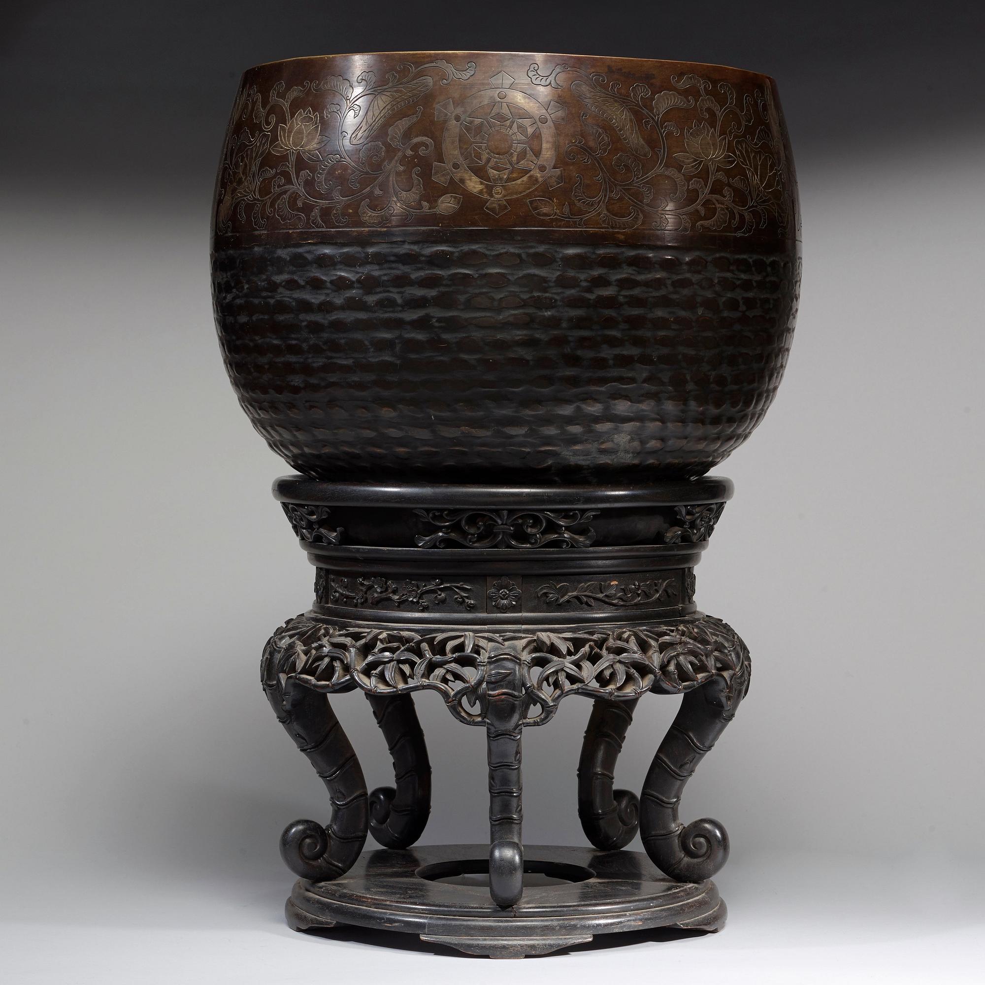 A large Japanese bronze Keisu/Ceremonial Instrument, period of Meiji (1868-1912).